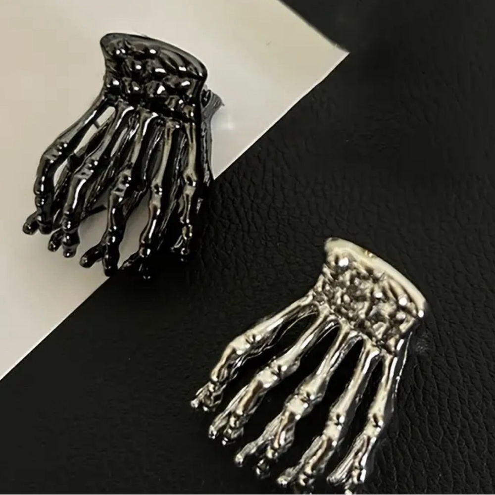 Adorable Skull Claw Hair Clips Halloween 💀 ✨✨Black and Silver